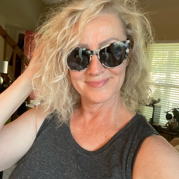 Meet your Posher, Joanne - Picture 1 of 2